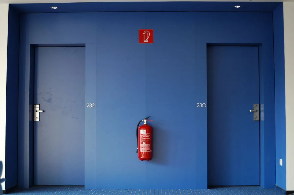 Extintor e sinalização de emergência em edificação com AVCB regularizado