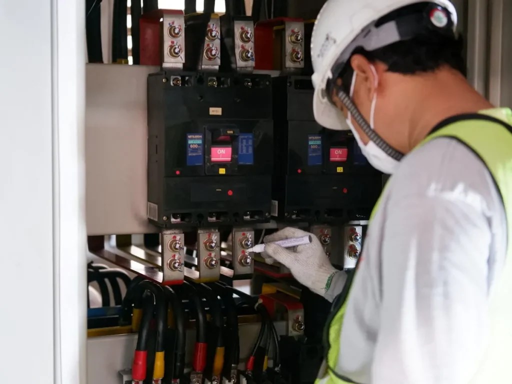 Inspeção de quadro elétrico para laudo NR-10 com EPI completo