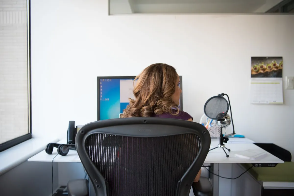 Posto de trabalho com cadeira e monitor ajustados — análise ergonômica NR-17