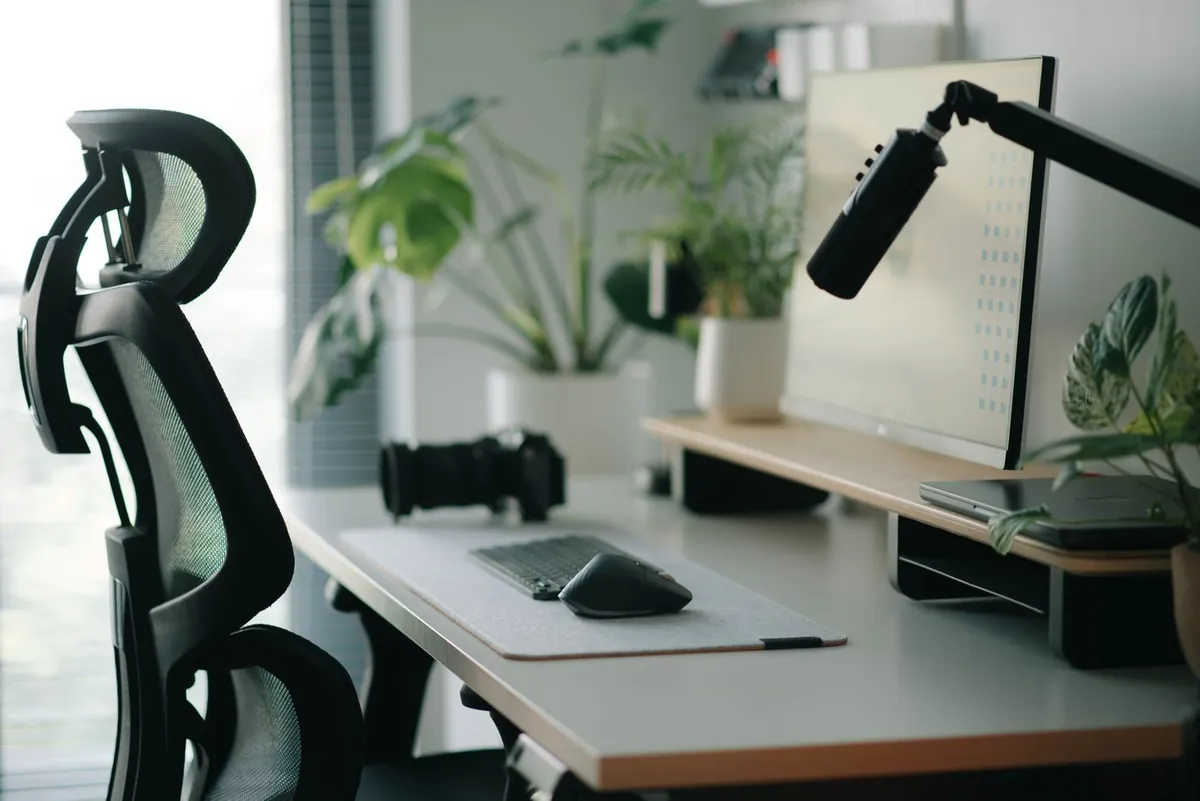 Mobiliário ergonômico em estação de trabalho conforme NR-17